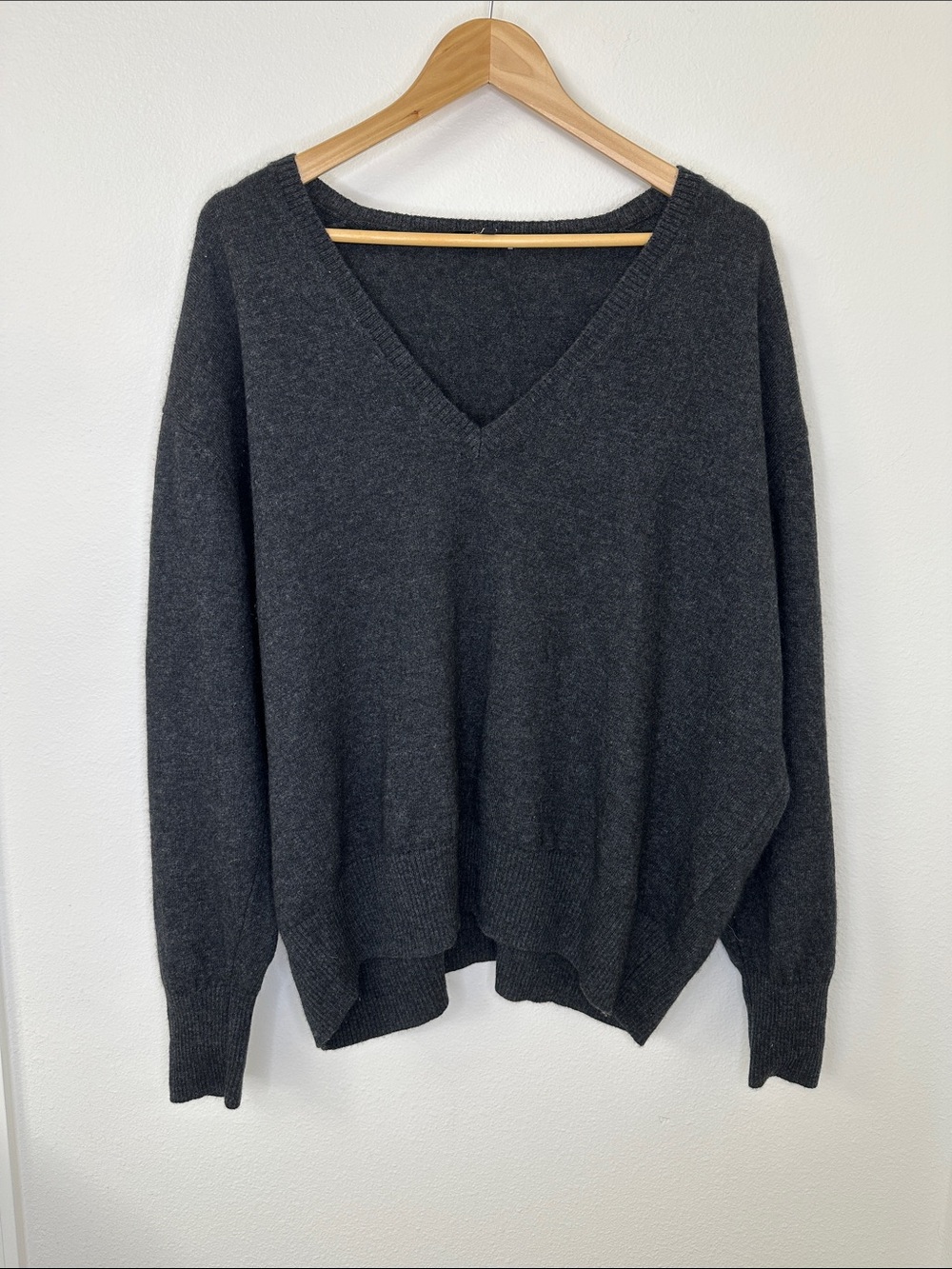 Universal Standard CASHMERE & WOOL Dark Charcoal Gray Grey V-Neck Sweater Large